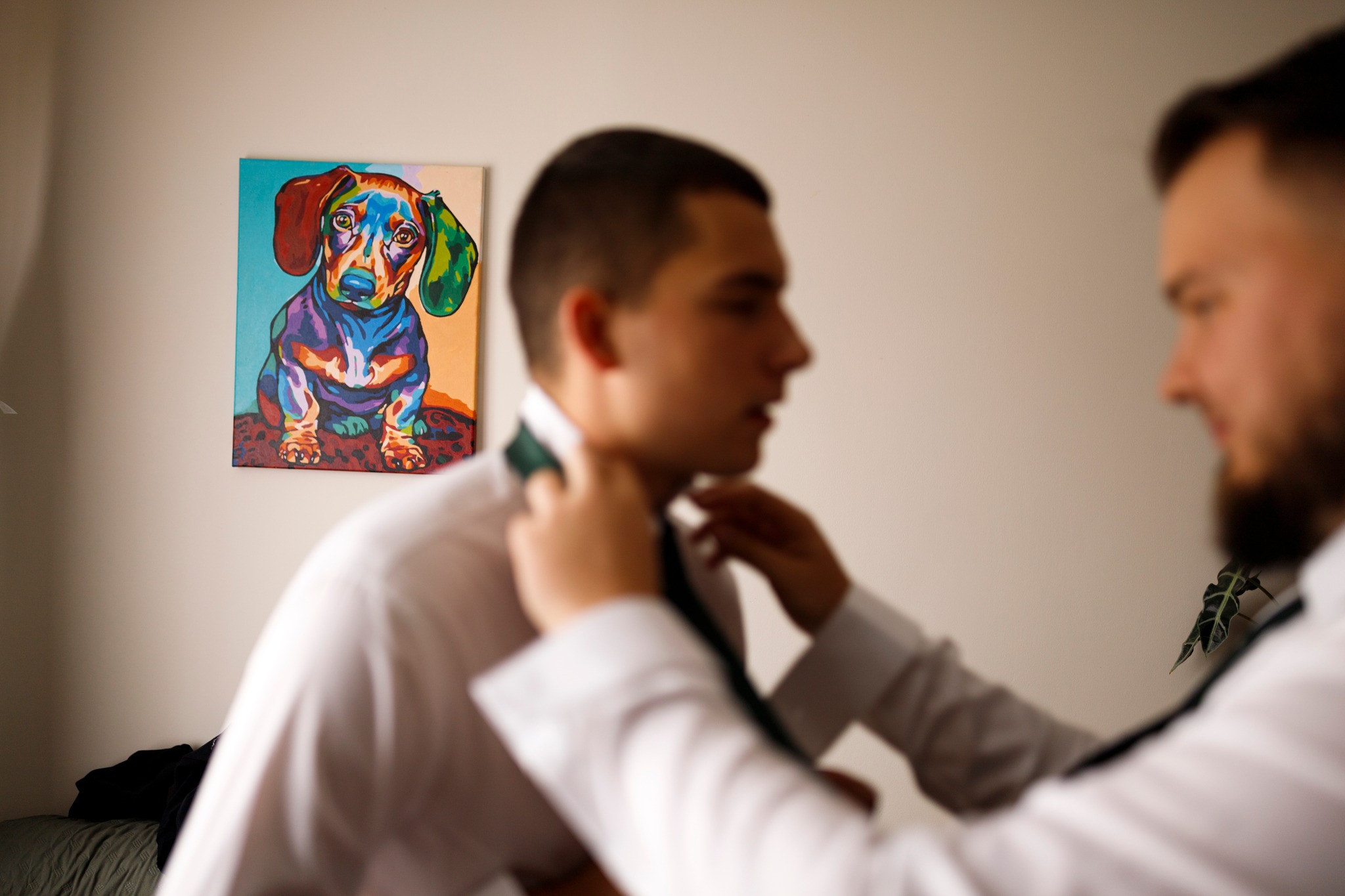 Przygotowania Panny Młodej do ślubu – naturalna fotografia ślubna