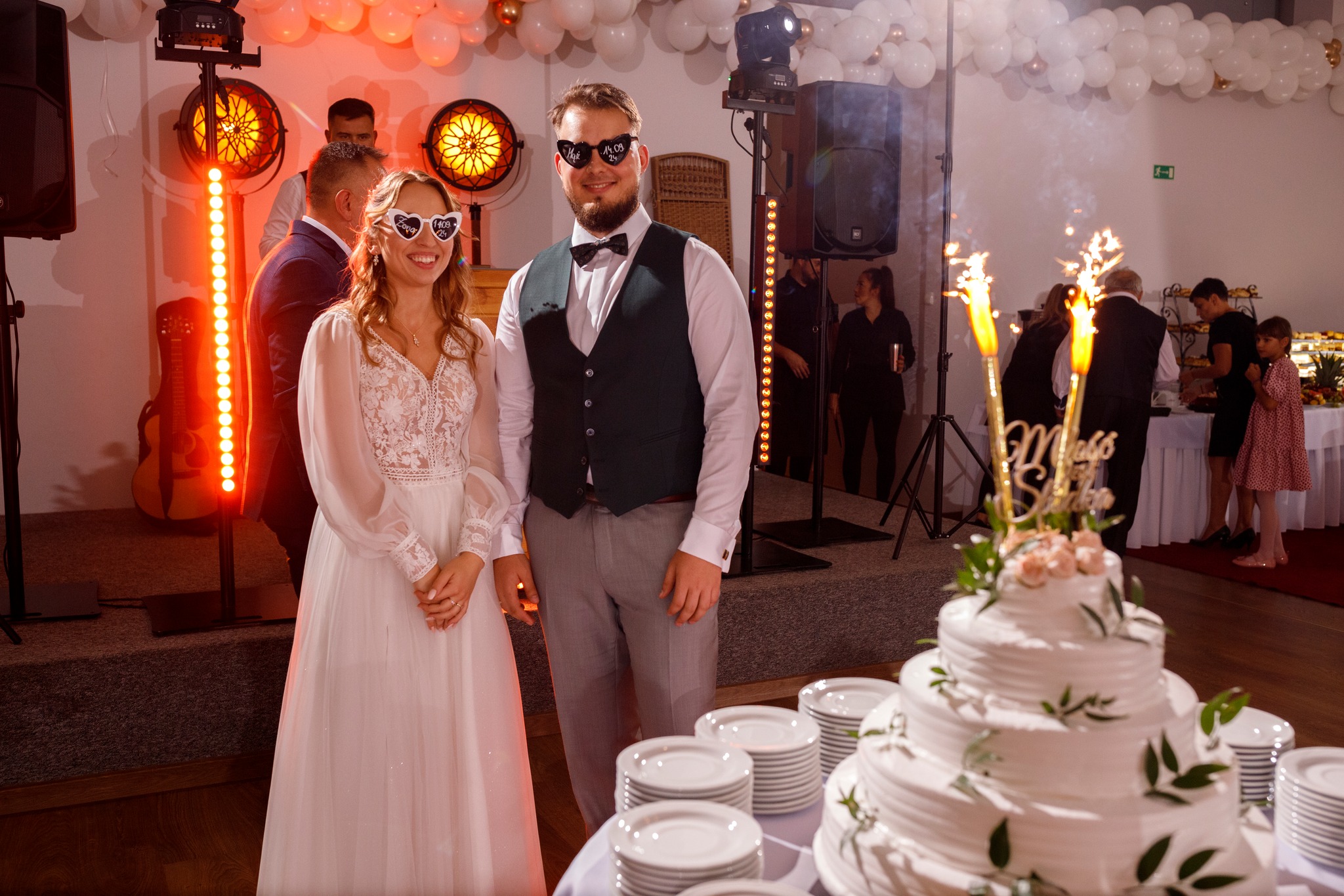 Młoda Para z pięknym tortem weselnym – wesele pełne emocji