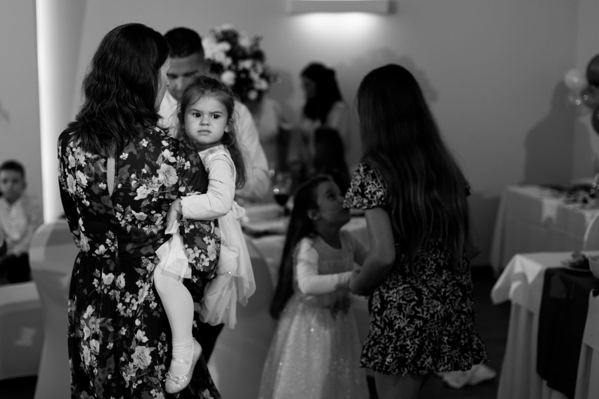 Córka na rękach u matki - wesele pełne emocji