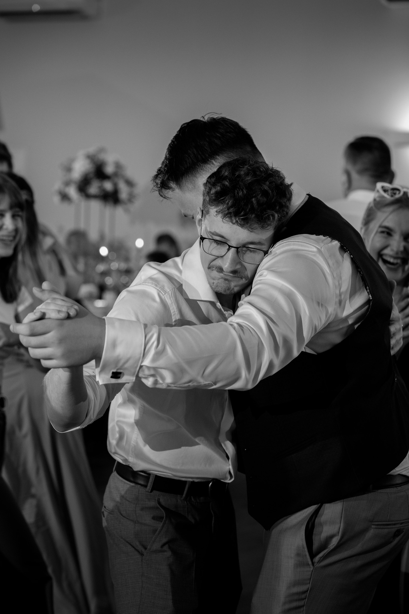 Pan Młody tańczy z przyjacielem - emocjonujący reportaż