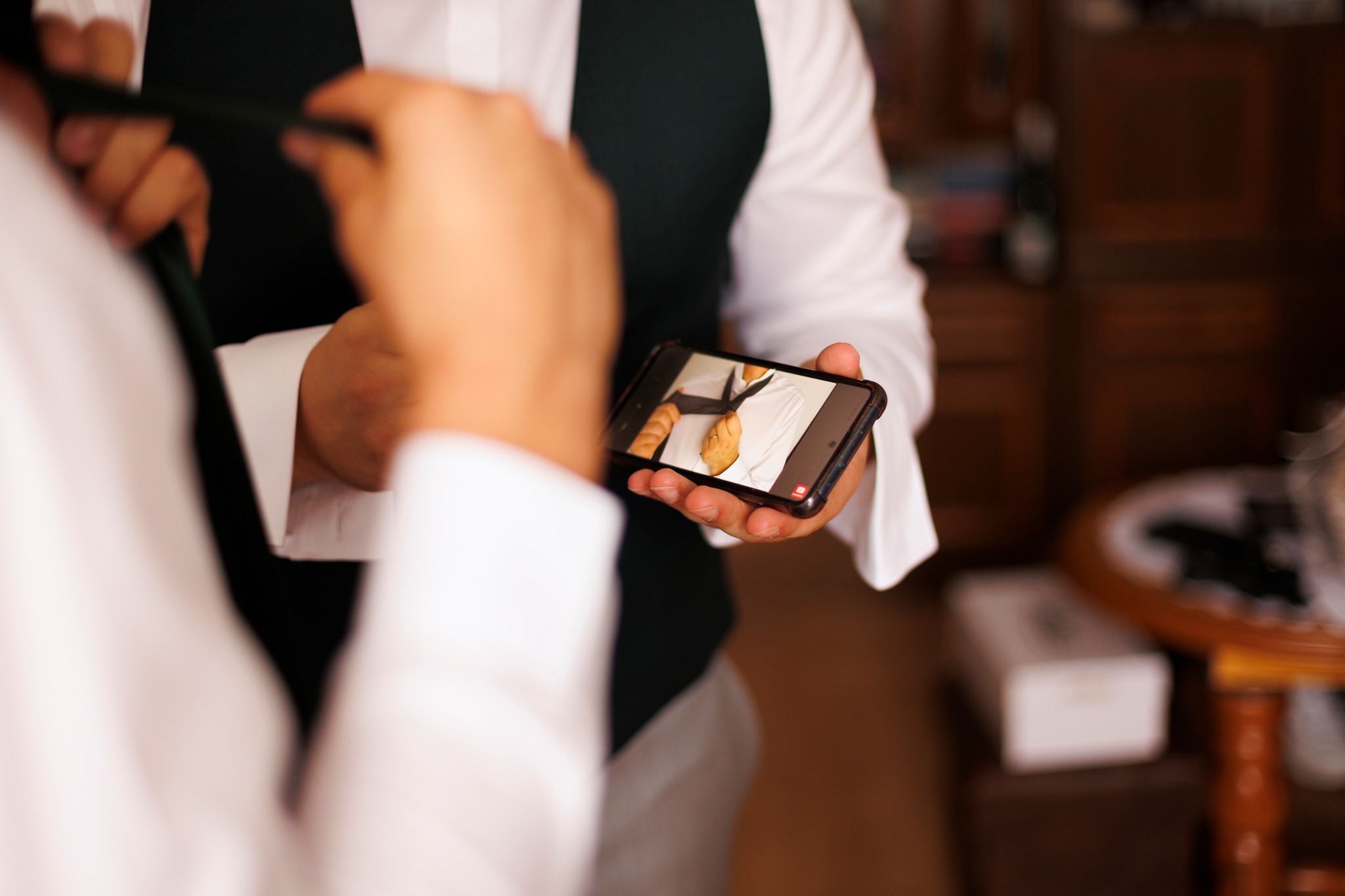 Przygotowania Pana Młodego do ślubu – naturalna fotografia ślubna